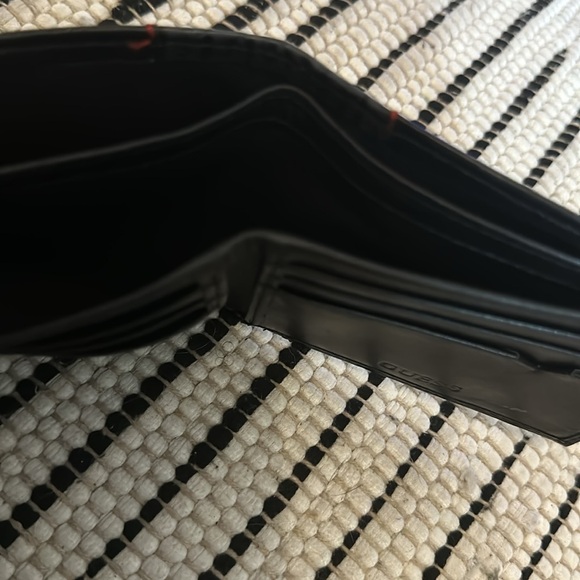 Guess Wallet - Picture 9 of 13